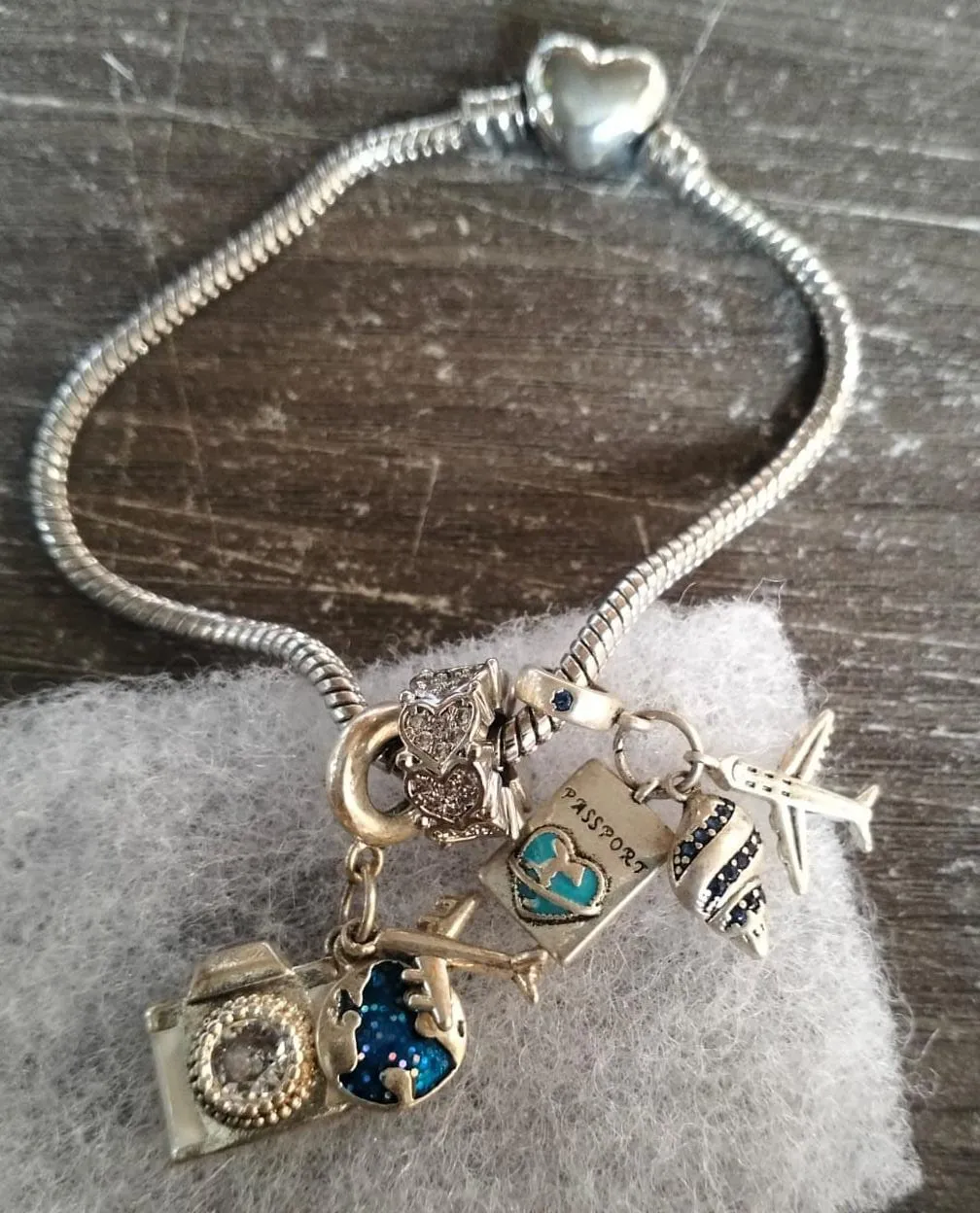 Imagen de Pulsera Pandora Premium | Plata con Encanto y Dijes